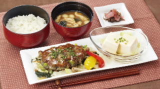 ユーグレナ＜２９３１＞（東マ）は、セブン＆アイ・フードシステムズの安心・安全・やさしさをお届けするレストラン「デニーズ」が１０月２９日（火）より提供するメニュー『黒の美健バーグ膳～銀あん仕立て』に・・・。