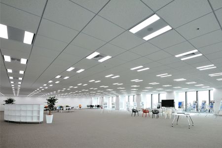 「あべのハルカス」オフィスフロア　天井用グリッドスクエア照明（写真：シャープ）