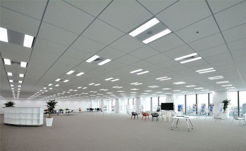 「あべのハルカス」オフィスフロア　天井用グリッドスクエア照明（写真：シャープ）
