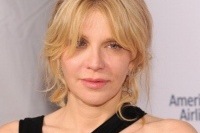 コートニー・ラヴ、ストリッパー時代の生活等を綴った自伝出版へ