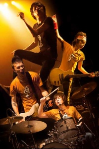 ザ・クロマニヨンズ 白熱のステージを凝縮した初のライブアルバム発売決定