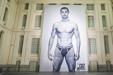 C・ロナウド、下着ブランド「CR7」立ち上げ - 本人登場の巨大パネルがスペインで話題に