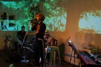 Ms.OOJA カバー縛りのプレミアライブで「サウダージ」など披露