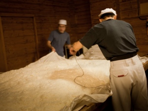 ロート製薬と新潟の会社・古町糀製造所は、事業規模や形態は違えど、ものづくりに対する真摯で熱い想いが消費者の一人ひとりに末永く愛され続ける製品をつくりだした。 ロート製薬と新潟の会社・古町糀製造所は、事業規模や形態は違えど、ものづくりに対する真摯で熱い想いが消費者の一人ひとりに末永く愛され続ける製品をつくりだした。