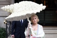 レディー・ガガのデザインによるロゴが米全国紙を飾る