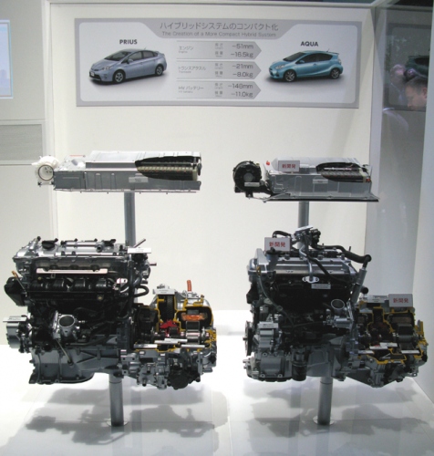 トヨタはTMECを中心にハイブリッドユニットや電池の中国・国産化に向けて準備を進めている。計画では、2015年頃を目処に中国産ハイブリッドユニットを搭載したモデルを生産・販売する。写真は日本製プリウス(左)とアクア(右)のハイブリッドユニットと電池。