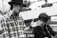 コブクロ 新作ジャケットは10年ぶりに本人が登場した、ストリートライブ写真