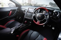 日産自動車は19日、高級スポーツカー「NISSAN GT-R」をマイナーチェンジした14年モデルを12月2日に発売すると発表した。