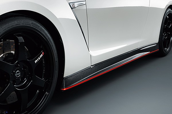 日産自動車は19日、高級スポーツカー「GT-R」の特別モデル「NISMO」を2月末から発売すると発表した。