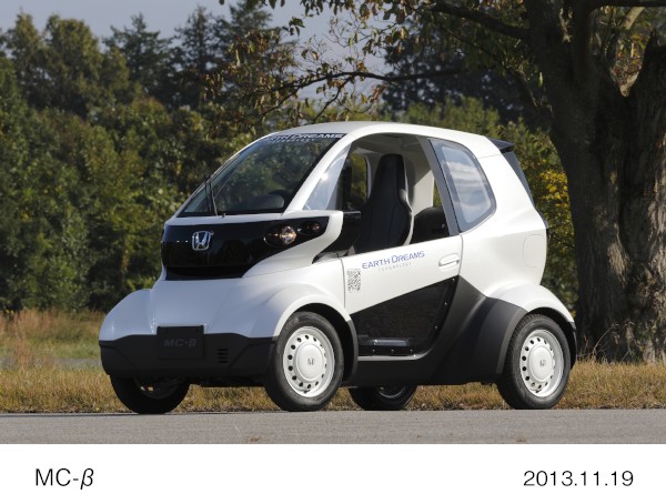 ホンダは19日、近距離移動用の超小型電気自動車（EV）「MC-β（エム シー ベータ）」を発表した（写真提供：ホンダ）