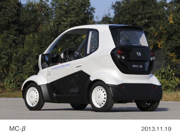 ホンダは19日、近距離移動用の超小型電気自動車（EV）「MC-β（エム シー ベータ）」を発表した（写真提供：ホンダ）