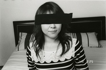 荒木経惟「人妻ノ写真」展 - 15年間におよぶ人妻のモノクロ写真約500点を展示