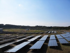 KDDIが公開した旧北浦受信所跡地のメガソーラーシステムの写真。