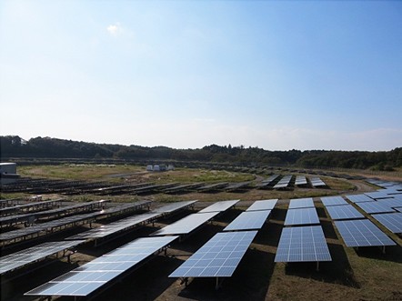 KDDIが公開した旧北浦受信所跡地のメガソーラーシステムの写真。