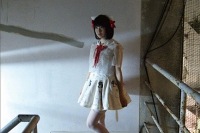 “猫系小動物ネオ・アイドル”いずこねこ タワレコ企画ポスターに登場