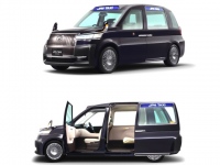 「JPN TAXI Concept」は、日本の自動車交通インフラを考慮した5ナンバーサイズ。全長×全幅×全高は4350×1695×1700mm、ホイールベースは2750mm。この寸法は、同社のプリウスよりも全高以外は小さいコンパクトなモデル。が、プリウスに比べてホイールベースは50mm長い。これは後席居住性の確保が目的だ。