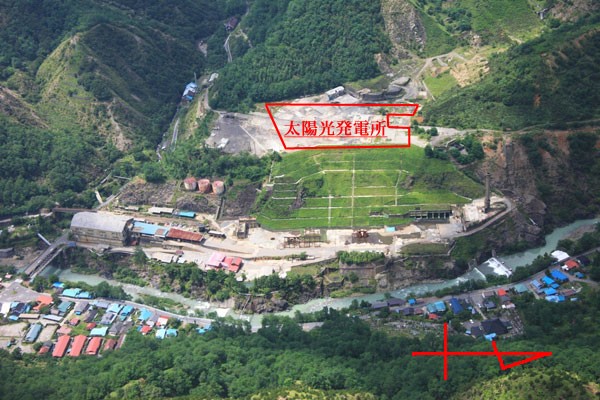 古河機械金属が公開した旧足尾製錬所硫酸工場跡地と太陽光発電所の位置を示す写真。