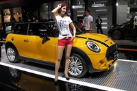 何故か愉しそうに見えるエクステリア。MINI COOPER Sは全長×全幅×全高3850×1727×1414mm、ホイールベース2495mm。搭載するパワーユニットは、192psを発生する2リッター直列4気筒ツインターボエンジン。