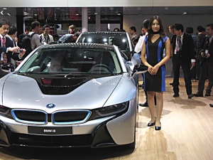 TMSで公開されたBMWが2014年にリリース予定のPHV(プラグインハイブリッド)スポーツ「BMW i8」。後ろに控えているのがEV(電気自動車)の「i3」で、これも2014年発売だという。