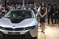 TMSで公開されたBMWが2014年にリリース予定のPHV(プラグインハイブリッド)スポーツ「BMW i8」。後ろに控えているのがEV(電気自動車)の「i3」で、これも2014年発売だという。