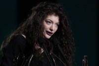 注目の17歳、ロードがオーストラリアの【ARIAアワード】に出演