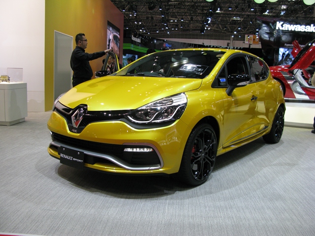 全長4105mmとコンパクトな「LUTECIA RENAULT SPORT」には、ドイツ車や日本車にはない“ラテン気質”が詰まっている。