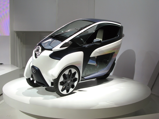 トヨタ製EV「i-ROAD」は乗車定員2名。ヤマハの3輪バイクの自動車版か。コーナリングで車体が2輪車のように内側に傾くのがキモだ。タイヤの特性なども四輪車とは同一に考えられない。