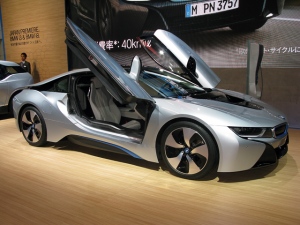 2014年にも発売予定のハイブリッドスポーツ「BMW i8」。駆動モーターと1.5リッター3気筒ガソリンエンジンを組み合わせ、フロントモーターとリアのエンジンで、スポーツモード4輪駆動となる。