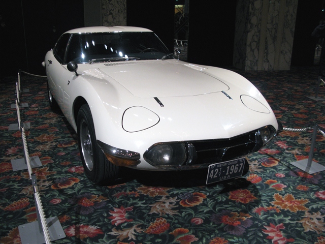 第43回東京モーターショーのプレスデー前日のレセプションで展示された「トヨタ2000GT」。“ロングノーズ・ショートデッキ”FRスポーツの典型だ。