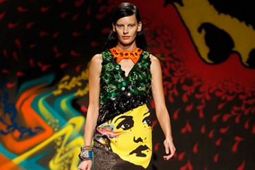 プラダ 2014年春夏コレクション - ウォールアートに女性の強さと美しさを重ね合わせて