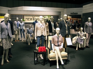 「NEWYORKER」2014年春夏コレクションの様子。ハウスタータンを初めとしたさまざまな提案がある。意外に知られていないが、同ブランドは「J1 鹿島アントラーズ」のオフィシャルスーツ・サプライヤーだ。