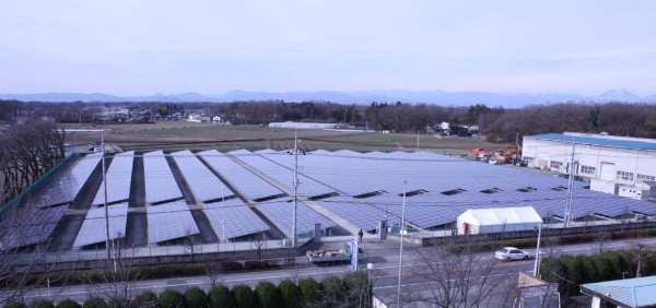グンゼは17日、宇都宮事業所の遊休地に太陽光発電システムを設置し、同日竣工式を行なったと発表した。