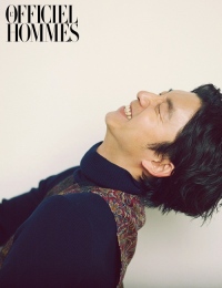 俳優コン・ユが、男性ファッション誌「L'officiel Hommes」2014年1月号の表紙を飾った。写真＝L'officiel Hommes