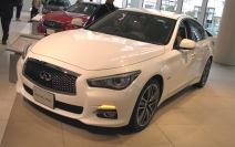 日本では新型スカイラインとして販売されるグローバルカー「インフィニティQ50」。日本では当面ハイブリッド車だけが販売されるが、このQ50にはCクラスと同じエンジンが搭載される見込みだ。日本でも4気筒ターボエンジンのスカイラインが秋以降に登場するかも知れない。