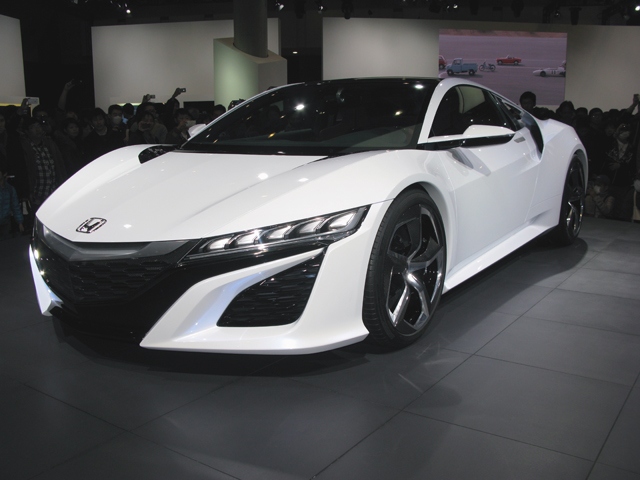 次期Honda NSX Concept。Sport Hybrid+SH-AWD(Super Handling All Wheel Drive)を搭載した3モーター型HVで、V6エンジンを縦置きでリアミッドシップにマウントする。システム合計出力は600ps超とも。