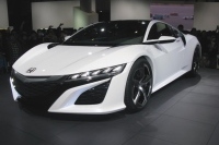 次期Honda NSX Concept。Sport Hybrid+SH-AWD(Super Handling All Wheel Drive)を搭載した3モーター型HVで、V6エンジンを縦置きでリアミッドシップにマウントする。システム合計出力は600ps超とも。