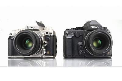 70年代のニコンの銀塩一眼レフ「F」を思わせるコンパクトなデジタル一眼レフ「Nikon Df」。市場価格はボディだけで25～27万円前後だ。