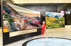 韓国のLGエレクトロニクスは、家電展示会「2014 International CES」で105型から98/84/79/65/55/49型までの様々な4Kテレビのラインナップを展示する。