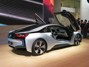 炭素繊維強化樹脂とアルミを組み合わせたボディのBMWi8。3気筒ターボエンジンとモーターで走るハイブリッド・スーパースポーツだ。販売店は全国46カ所の新しい店舗である「BMWi」となる。先行して「i3」が販売される。