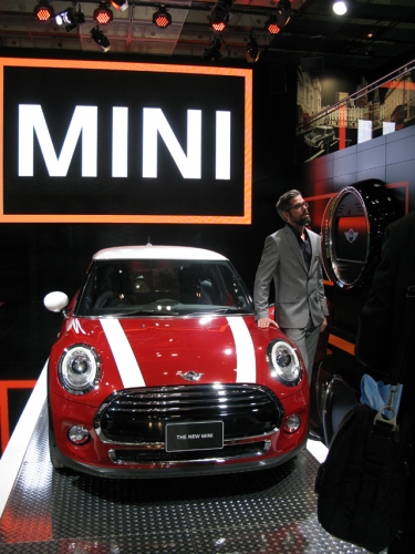 写真は「New MINI」のクーパー。