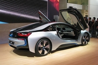 炭素繊維強化樹脂とアルミを組み合わせたボディのBMWi8。3気筒ターボエンジンとモーターで走るハイブリッド・スーパースポーツだ。販売店は全国46カ所の新しい店舗である「BMWi」となる。先行して「i3」が販売される。