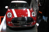 写真は「New MINI」のクーパー。