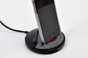 サンコーが発売した「ケースカバー対応iPhone 5 / 5s / 5cクレードル」