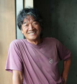 クリーク・アンド・リバー社＜４７６３＞（ＪＱＳ）は１月９日（木）、作家の椎名誠氏について同社作家エージェント事業での展開が決定し、椎名氏の著名な５作品を１月２５日に電子書籍で配信する。