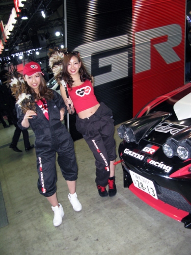 TOYOTA/GAZOO Racingブースのオシャレな掃除チームは「waku-doki girls」だ。