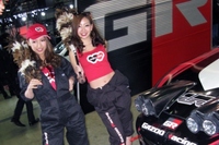 TOYOTA/GAZOO Racingブースのオシャレな掃除チームは「waku-doki girls」だ。