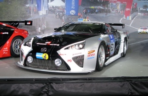 GAZOO Racing LEXUS LFA Code X、将来のスポーツカー技術を磨くための実験車両としてニュルに挑む。LFAに搭載するV型10気筒エンジンの排気量を5.3リッターに拡大し出力&トルク特性を北コースに合わせた。ボディはフルカーボン製で軽量化と剛性向上を達成している。