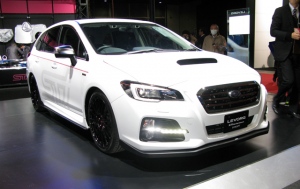 「LEVORG STI Performance CONCEPT」は、見えないシャシー系パーツが運動性能を引き上げる。ブラックのリップスポイラーなどがボディを引き締めて見せる。