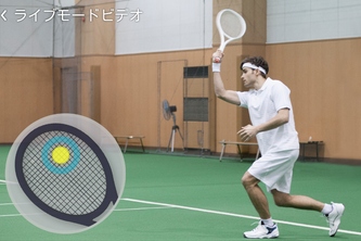 ラケットに装着して、テニスのショットを分析し、スマートフォンなどで表示できる「Smart Tennis Sensor」（写真提供：ソニー）