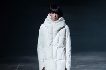 ユリウス 2014-15年秋冬コレクション - 土着的な力強い黒と白